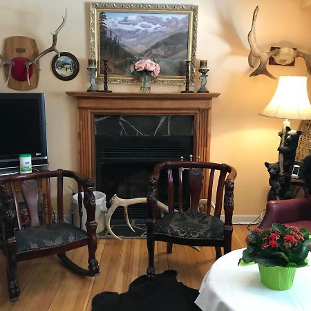 Holiday Lodge Bed And Breakfast Банф Экстерьер фото