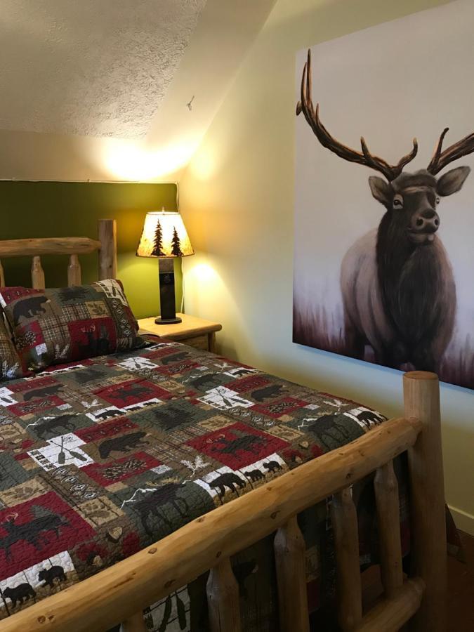 Holiday Lodge Bed And Breakfast Банф Экстерьер фото