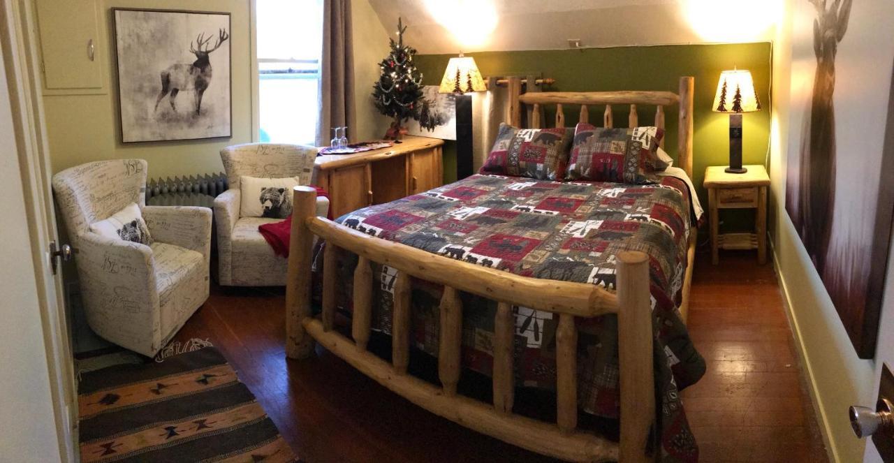 Holiday Lodge Bed And Breakfast Банф Экстерьер фото