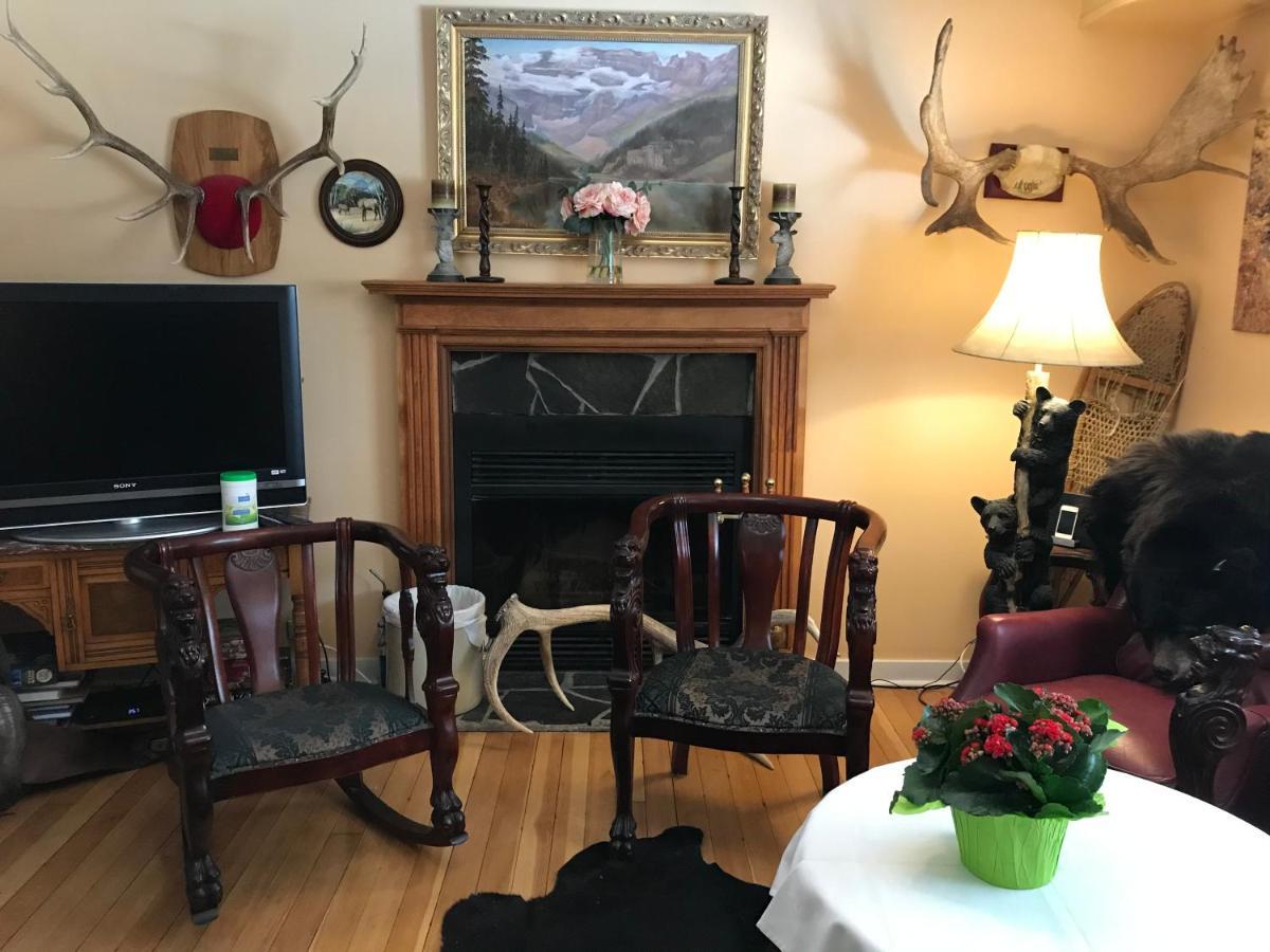 Holiday Lodge Bed And Breakfast Банф Экстерьер фото