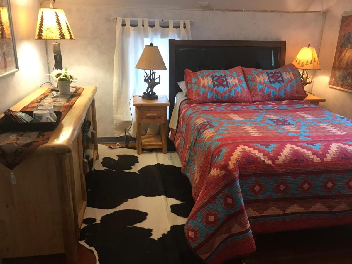 Holiday Lodge Bed And Breakfast Банф Экстерьер фото