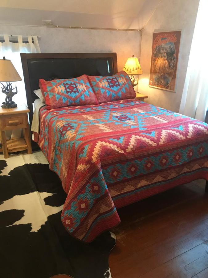 Holiday Lodge Bed And Breakfast Банф Экстерьер фото
